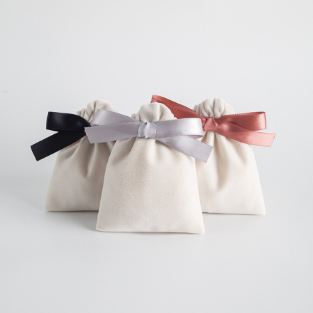 Pochette à bijoux en flanelle unie avec nœud papillon et cordon de serrage (1 pièce)