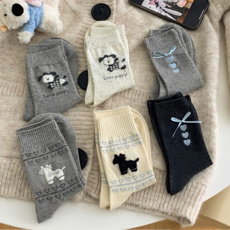 1 paire de chaussettes mi-mollet à nœuds et cœurs sur le thème des chiots mignons
