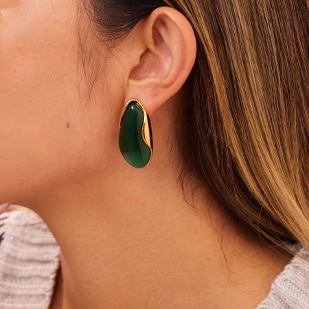 1 paire de boucles d'oreilles puces classiques et élégantes en résine dorée, forme irrégulière, en forme de goutte.
