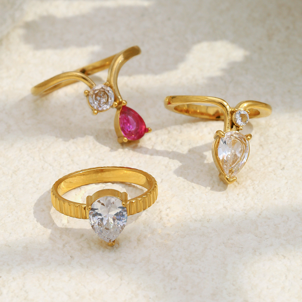 Bague Pour Femme En Acier Inoxydable Doré, Résistante À L'Eau Et À La Décoloration, Ornée De Pierres Précieuses (1 Pièce). Collection « Lignes Du Quotidien ». Image3
