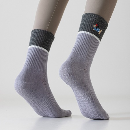 Chaussettes de sport et de yoga mi-mollet en pur coton avec un adorable teckel de dessin animé