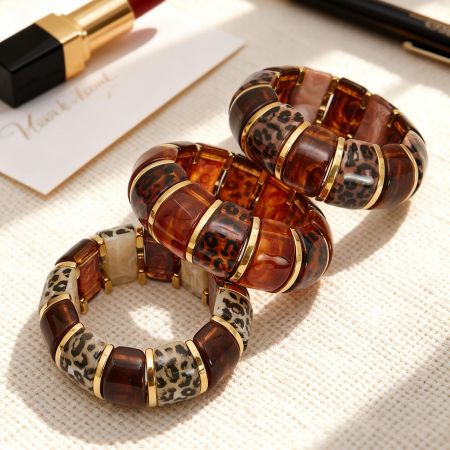Bracelets pour femmes en acier inoxydable imperméable à motif léopard et acrylique doré 2