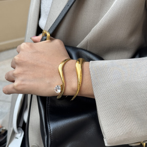 Bracelet Manchette Élégant Et Incurvé En Acier Inoxydable, Étanche, Couleur Or, Avec Zircon, Pour Femme (1 Pièce). h5 Image3