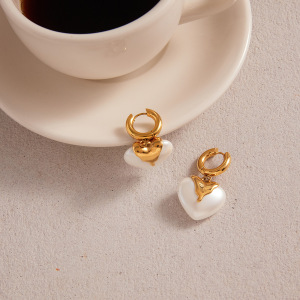 Boucles D'Oreilles Pendantes Pour Femme, En Acrylique Brillant En Forme De Cœur, Avec Monture En Acier Inoxydable Étanche Et Finition Dorée (1 Paire). h5 Image6