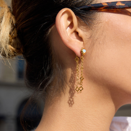 Boucles d'oreilles pendantes pour femmes, en acier inoxydable doré, imperméables et anti-ternissement, ornées d'un trèfle.