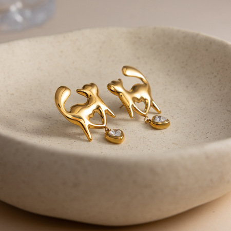 Boucles d'oreilles pendantes pour femme, en acier inoxydable doré, imperméables et anti-ternissement, ornées d'un motif de chat en zircon.