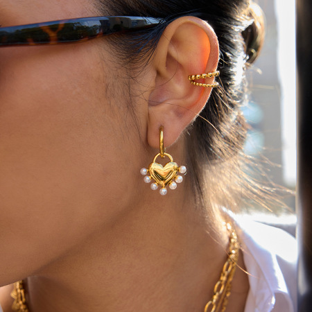 Boucles d'oreilles pendantes pour femme, ornées de magnifiques perles en forme de cœur, en acier inoxydable, imperméables et anti-ternissement, couleur or. 2