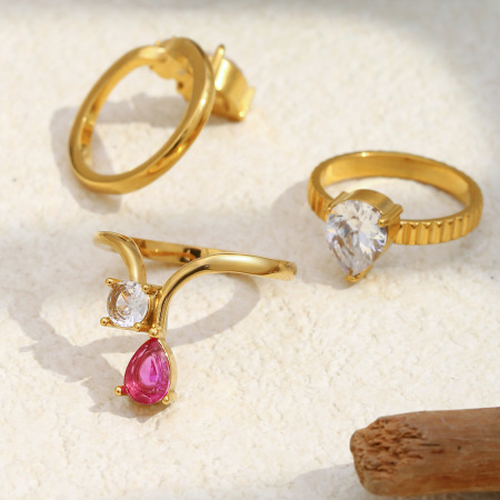 Bague pour femme en acier inoxydable doré, résistante à l'eau et à la décoloration, ornée de pierres précieuses (1 pièce). Collection « Lignes du quotidien ».