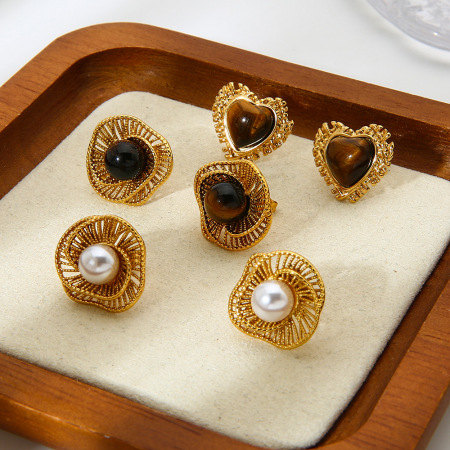 1 paire de boucles d'oreilles puces rétro en forme de cœur ajouré, en acier inoxydable étanche. 2