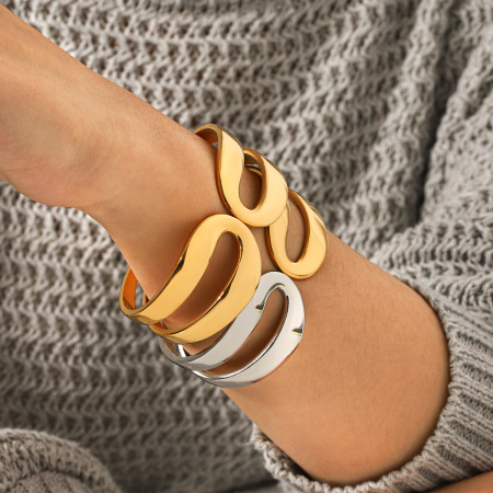 Bracelet jonc pour femme Simple Series Daily Hollowed-out Lines en acier inoxydable étanche couleur or 2