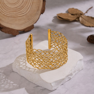 Bracelet Manchette Étanche En Acier Inoxydable Doré, Orné De Lignes Entrelacées (1 Pièce) h5 Image4
