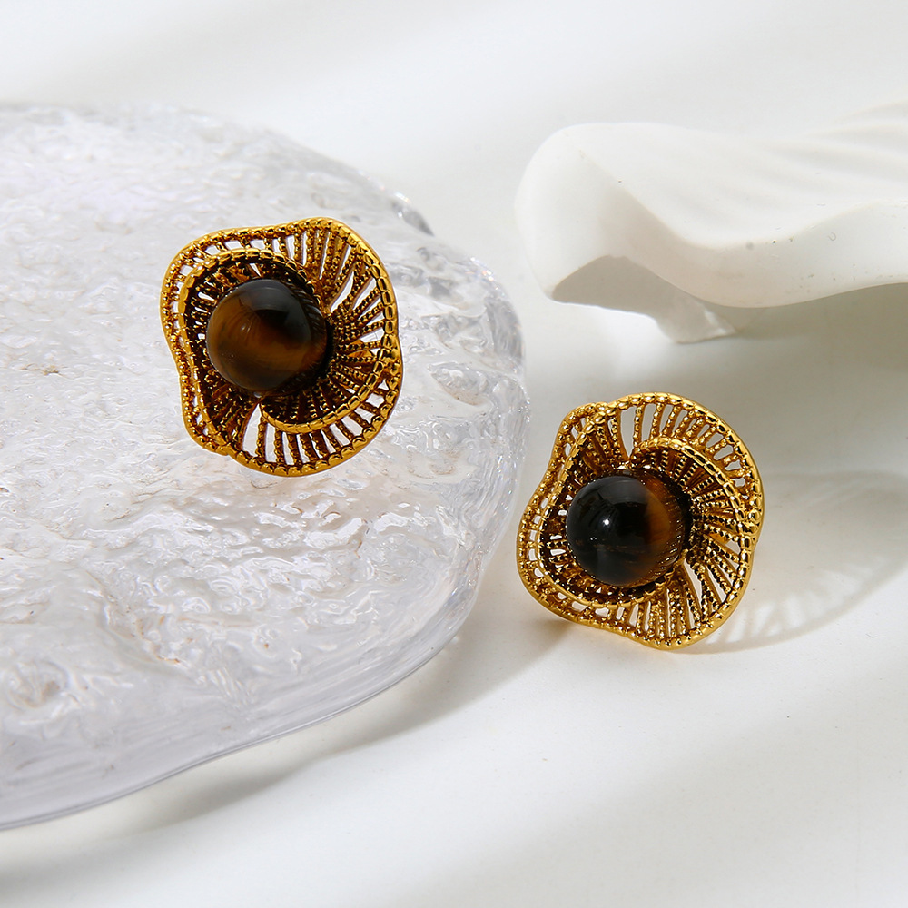 1 Paire De Boucles D'Oreilles Puces Rétro En Forme De Cœur Ajouré, En Acier Inoxydable Étanche. Image4