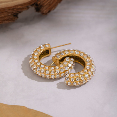 1 paire de boucles d'oreilles créoles luxueuses en acier inoxydable doré, étanches, en forme de C et ornées de strass. 2