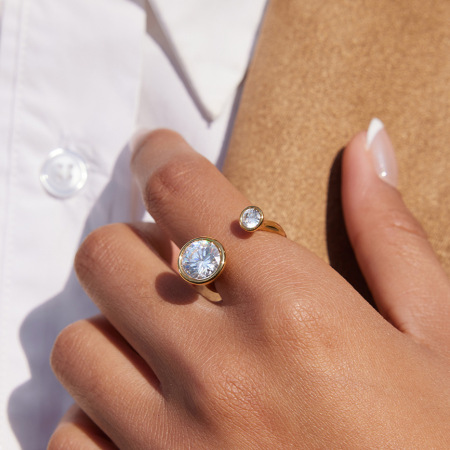 Bague pour femme en acier inoxydable doré, ornée d'un zircon et sertie de pierres précieuses (1 pièce).