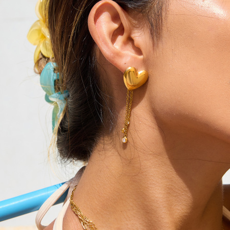 Boucles d'oreilles pendantes élégantes pour femmes, en acier inoxydable doré, imperméables et anti-ternissement, avec pompon en forme de cœur.