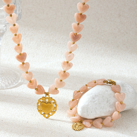 Collier quotidien pour femme avec perles en acrylique en forme de cœur, en acier inoxydable étanche et couleur or (1 pièce)