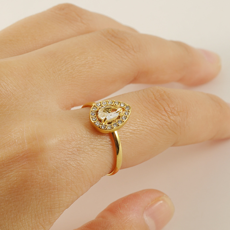Bague Pour Femme En Acier Inoxydable Doré, Ornée D'Un Zircon Et D'Un Pendentif Goutte D'Eau Brillant. Image4