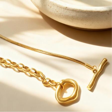 Collier long minimaliste pour femme, en acier titane couleur or, composé d'une seule chaîne. 2