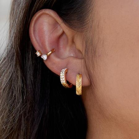 1 paire de boucles d'oreilles créoles délicates en acier inoxydable massif, étanches, couleur or, pour femme.