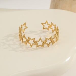 Bracelets Manchettes Luxueux Pour Femmes, En Acier Inoxydable Ajouré En Forme D'Étoile, Étanches Et Anti-Ternissement, Couleur Or. h5 Image3