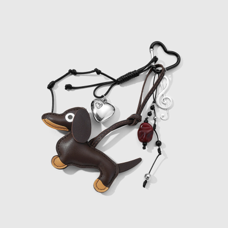 Porte-clés en cuir en forme de cœur représentant un adorable teckel 2
