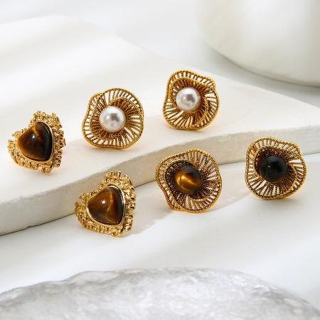 1 paire de boucles d'oreilles puces rétro en forme de cœur ajouré, en acier inoxydable étanche.