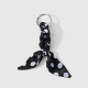Un porte-clés à pois noirs et blancs 