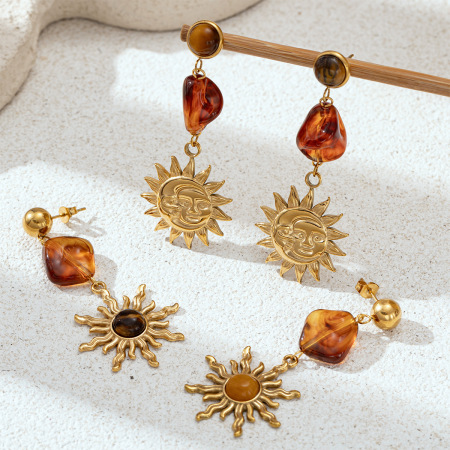 1 paire de boucles d'oreilles pendantes pour femme, ornées d'un soleil, en acier inoxydable et acrylique imperméable, couleur or, serties de pierres naturelles délicates.