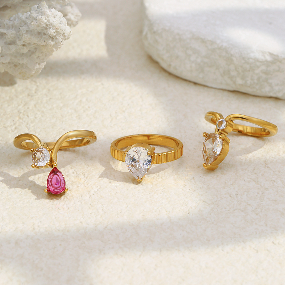 Bague Pour Femme En Acier Inoxydable Doré, Résistante À L'Eau Et À La Décoloration, Ornée De Pierres Précieuses (1 Pièce). Collection « Lignes Du Quotidien ». Image2