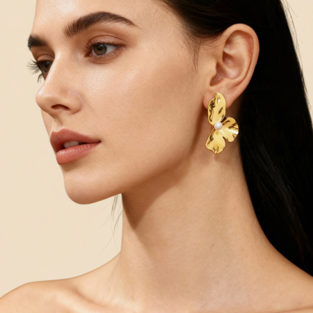 1 paire de magnifiques boucles d'oreilles à clous pour femmes, en acier inoxydable imperméable, couleur or, ornées de fleurs.