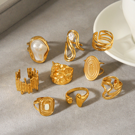 Bague imposante en acier inoxydable doré, forme irrégulière, étanche, zircon. 2