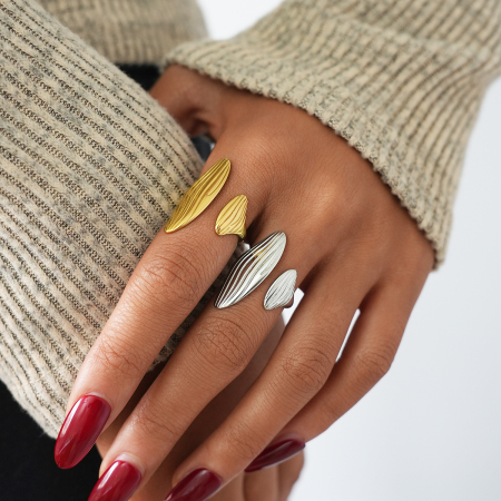 Bague tendance en acier inoxydable doré, imperméable et anti-ternissement, avec une texture martelée et une forme originale. 2