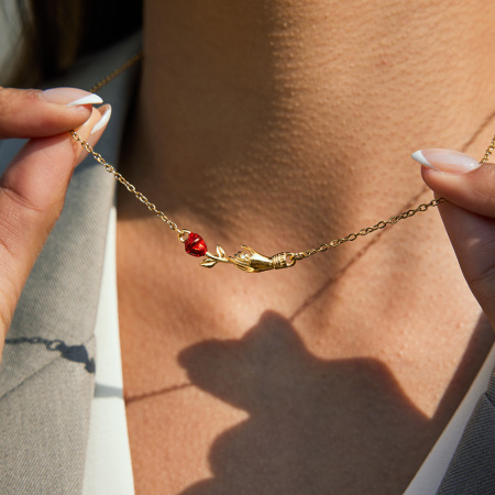 Collier pendentif femme romantique en acier inoxydable étanche couleur or, orné d'une main et d'une rose (1 pièce)
