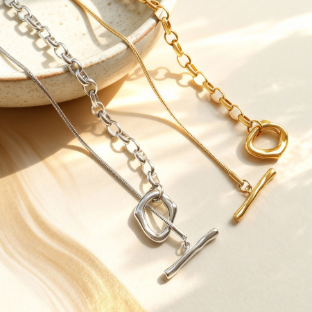 Collier long minimaliste pour femme, en acier titane couleur or, composé d'une seule chaîne.