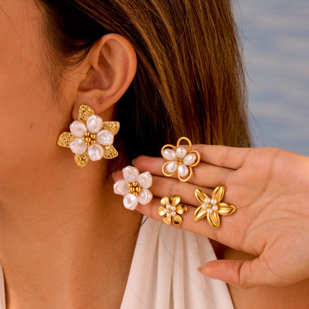 Boucles d'oreilles puces pour femmes, luxueuses, en acier inoxydable doré, imperméables et anti-ternissement, avec motif floral ajouré en forme de feuille.
