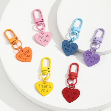 Porte-clés en alliage en forme de cœur avec une lettre douce (1 pièce)