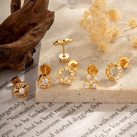 Boucles d'oreilles papillon délicates en cuivre doré et zircon pour femmes, avec piercing.