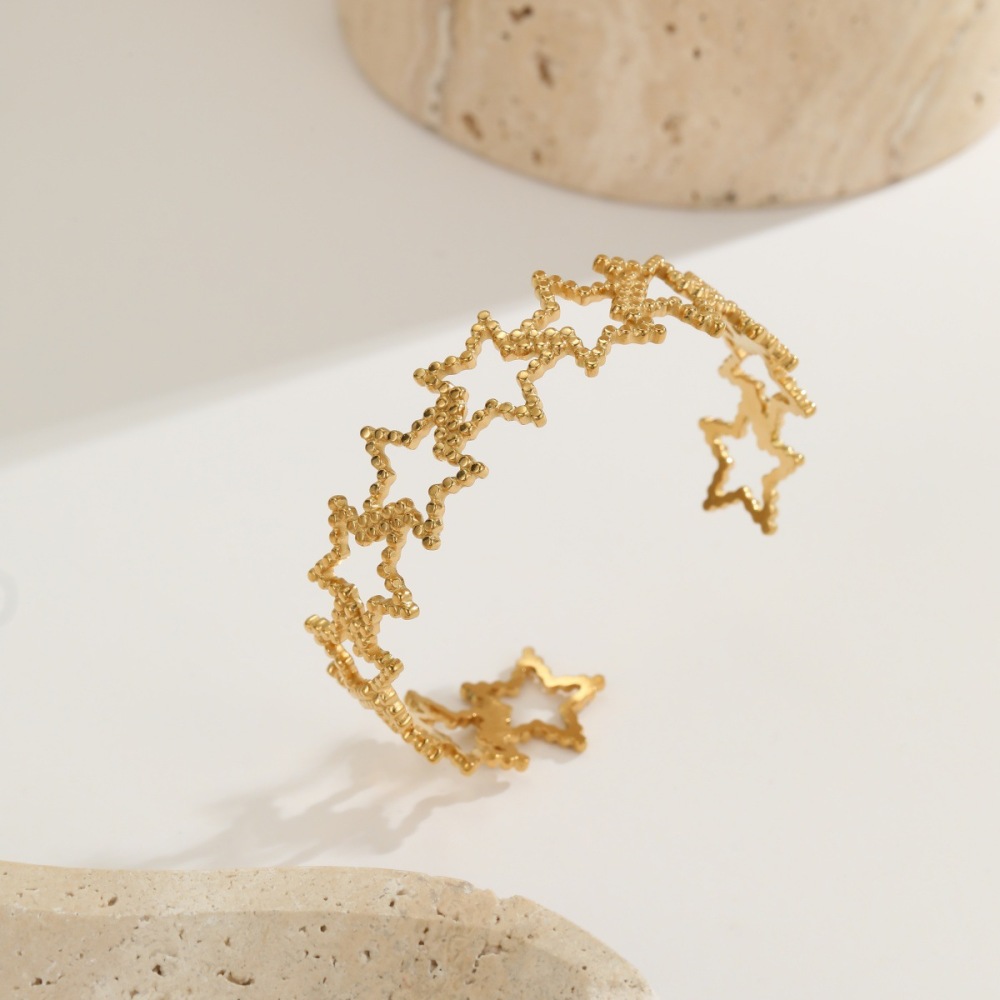 Bracelets Manchettes Luxueux Pour Femmes, En Acier Inoxydable Ajouré En Forme D'Étoile, Étanches Et Anti-Ternissement, Couleur Or. Image2