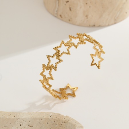 Bracelets manchettes luxueux pour femmes, en acier inoxydable ajouré en forme d'étoile, étanches et anti-ternissement, couleur or. 2
