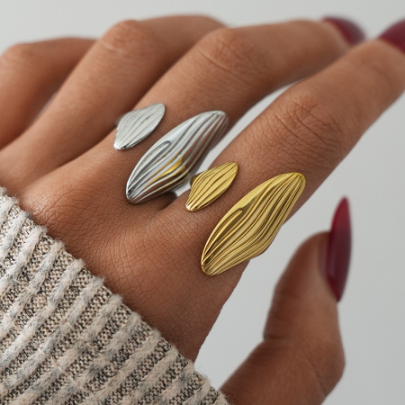 Bague tendance en acier inoxydable doré, imperméable et anti-ternissement, avec une texture martelée et une forme originale.