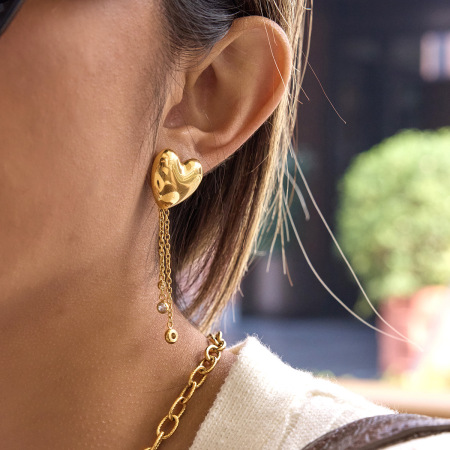 Boucles d'oreilles pendantes élégantes pour femmes, en acier inoxydable doré, imperméables et anti-ternissement, avec pompon en forme de cœur. 2