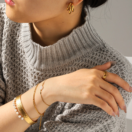 Bracelet en acier inoxydable doré étanche, orné de perles et d'une chaîne.