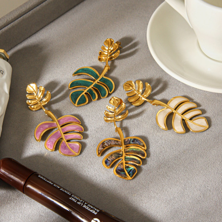 Boucles d'oreilles pendantes pour femme, motif feuille simple et quotidienne, en acier inoxydable étanche couleur or.