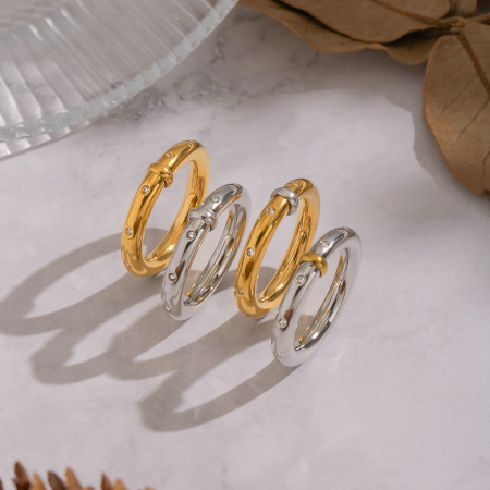 Bague minimaliste pour femme en acier inoxydable, étanche, couleur or, avec zircon.