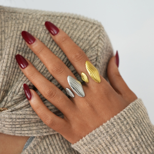 Bague Tendance En Acier Inoxydable Doré, Imperméable Et Anti-Ternissement, Avec Une Texture Martelée Et Une Forme Originale. h5 Image6