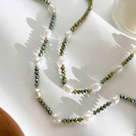 Collier composé d'une seule pièce de perles de cristal et de perles artificielles