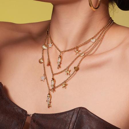 Collier pendentif femme en acier titane doré avec zircon, représentant un poisson délicat (1 pièce)