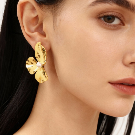 1 paire de magnifiques boucles d'oreilles à clous pour femmes, en acier inoxydable imperméable, couleur or, ornées de fleurs. 2
