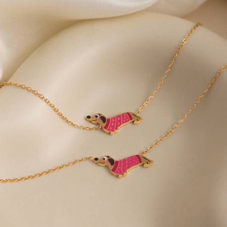 Collier pendentif femme en acier inoxydable doré, imperméable et anti-ternissement, représentant un adorable teckel