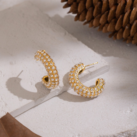1 paire de boucles d'oreilles créoles luxueuses en acier inoxydable doré, étanches, en forme de C et ornées de strass.